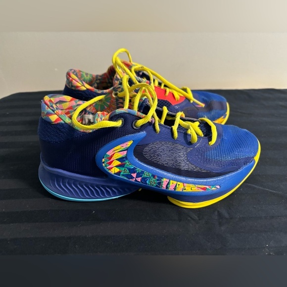 Nike Freak Kaleidoscope Low - Size 6Y - Picture 1 of 8